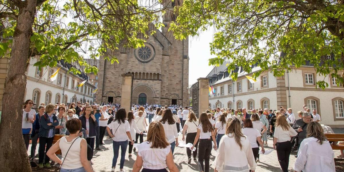 Echternacher Springprozession   volksfreund.de